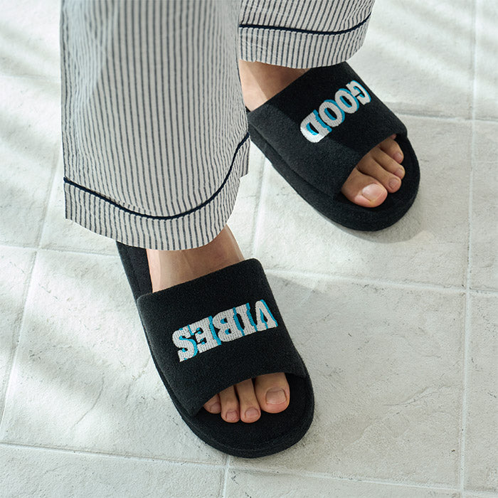 ビビットなカラーにレタリング刺繍が映えるトレンド感のあるスリッパ