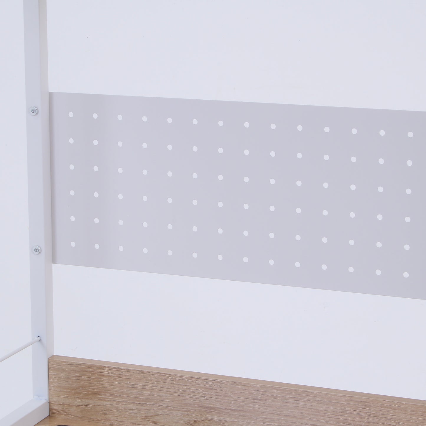 天板が折りたためる収納棚が付いたデスクの有孔ボード部分