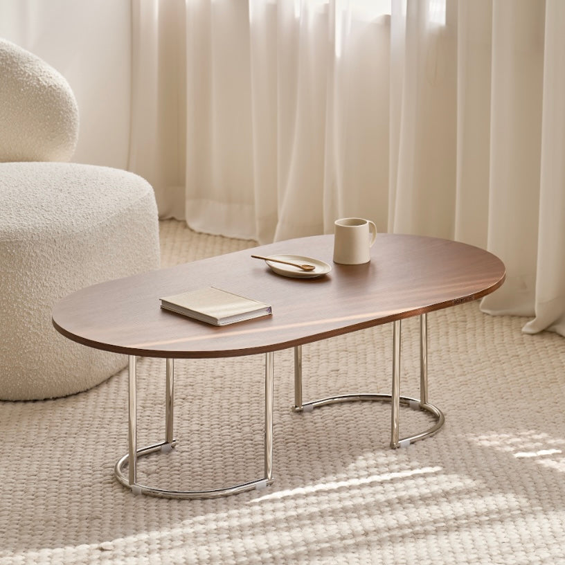 ウッド天板の楕円形のローテーブルがリビングに置かれている様子