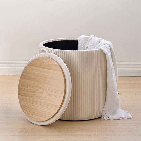 アイボリーの楕円型のプリーツ収納にブランケットが入れられている様子