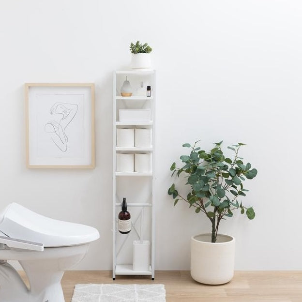 スリムなオープンラックをトイレに置いてストック品の収納をしている写真
