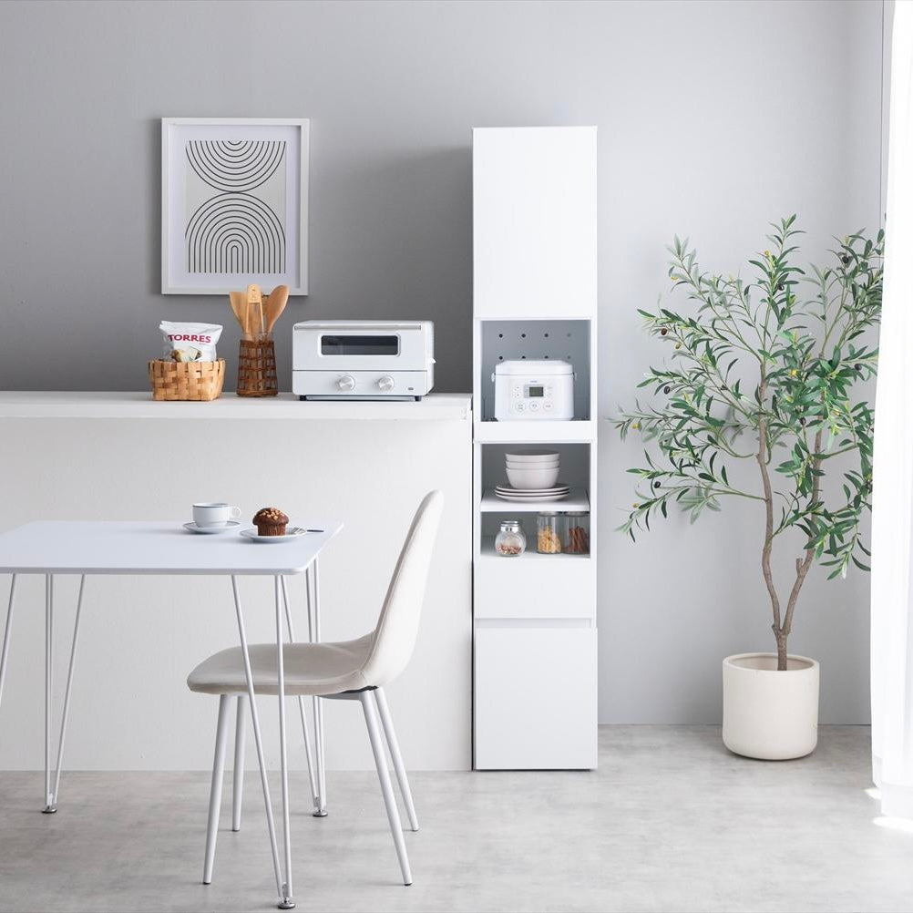 ホワイトの隙間キッチンボードに家電やお皿が収納されている