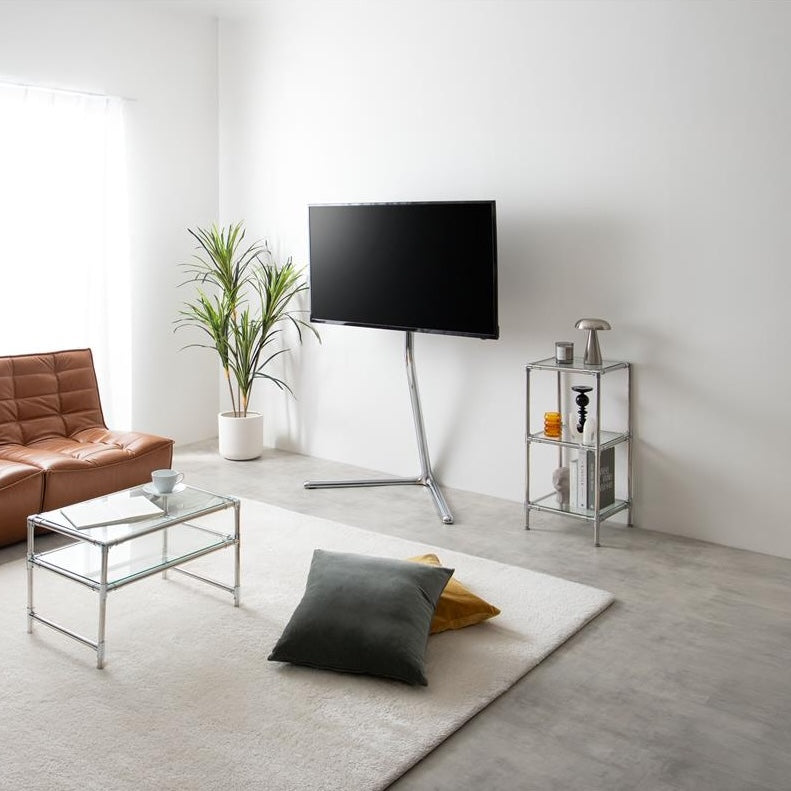 シルバーポールのテレビスタンドを部屋に置いている様子