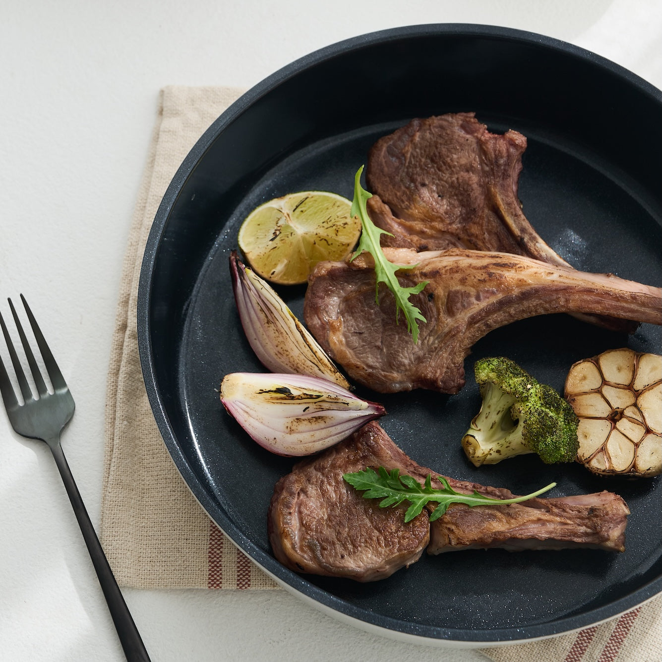 白と黒のモノクロカラーがお洒落な18cm鍋・フライパン・マルチハンドル・鍋蓋をまとめた、毎日の調理に使いやすいセット