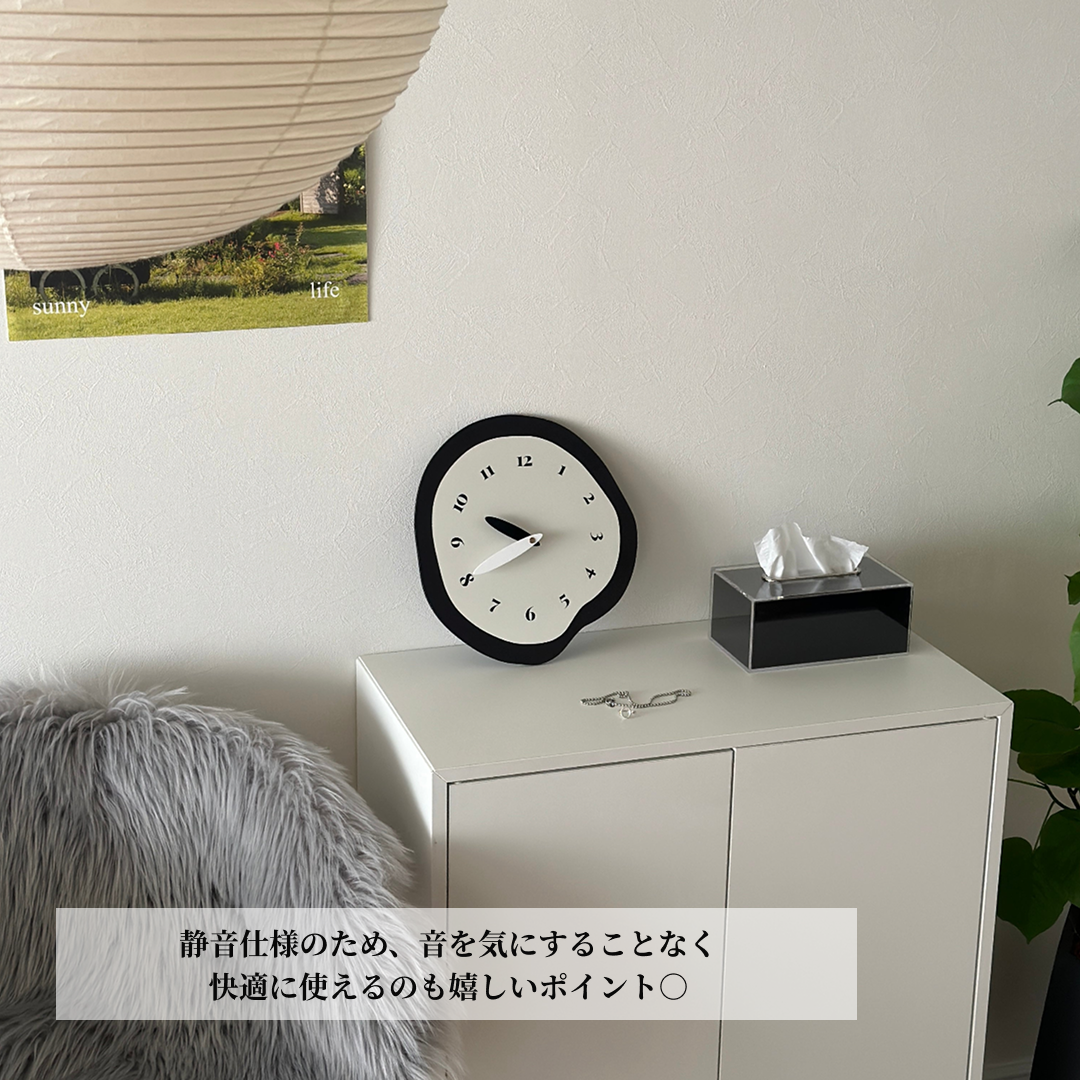モノクロ掛け時計の黒と白の丸い文字盤と有機的な不揃いの縁デザインの壁時計です。