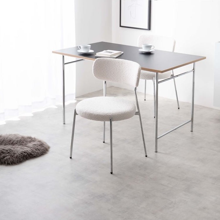 ホワイトのもこもこな素材のダイニングチェア