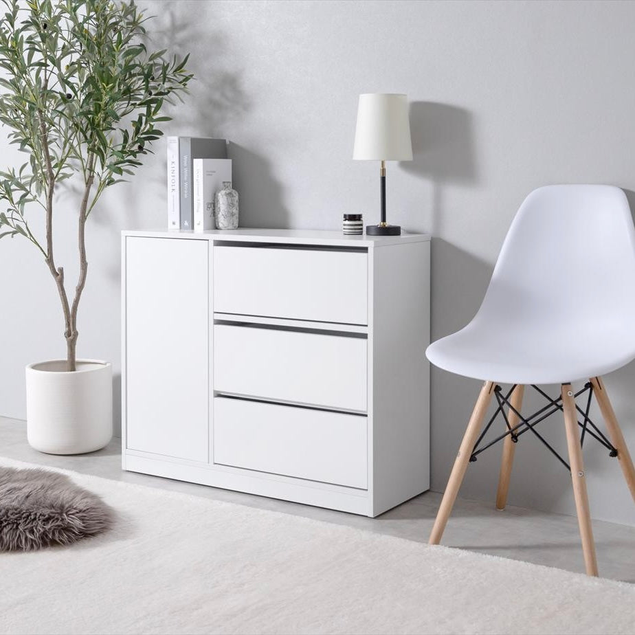 キャスターがついたホワイトのチェストがリビングに飾られている