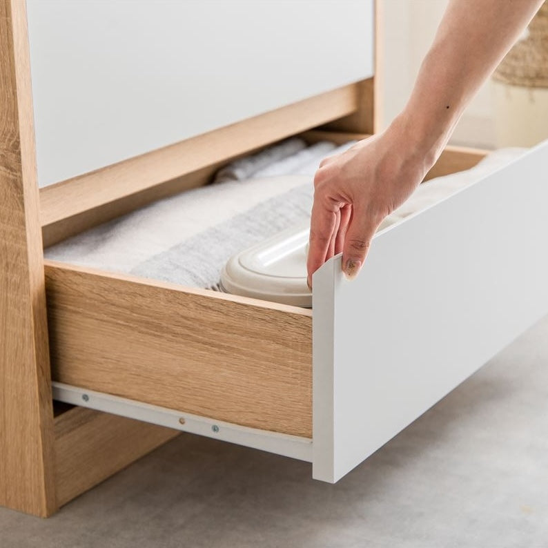 白とナチュラルウッドのバイカラーのチェストの引き出し部分のアップの写真