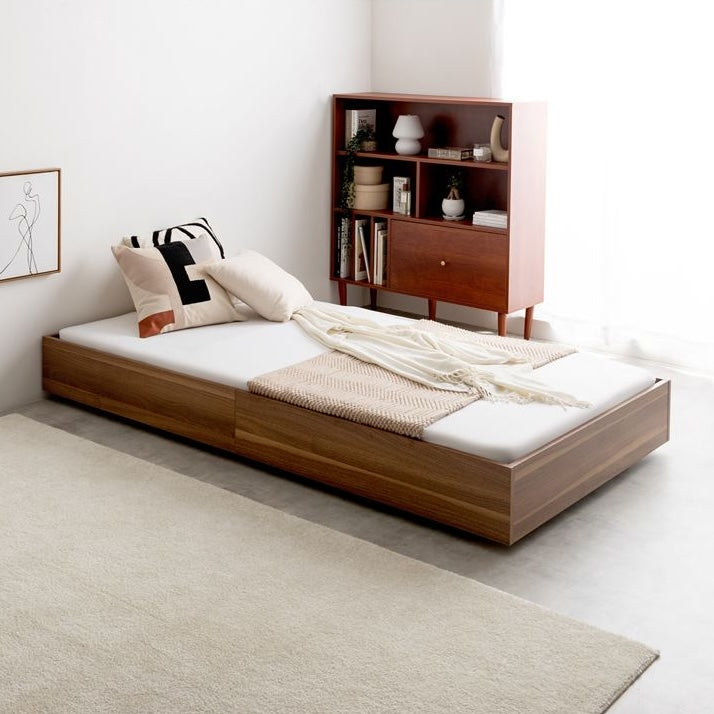 マットレスがズレにくい「ドロップマット構造」のブラウンのローベッドフレームを部屋で使っている