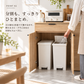 幅90cmゴミ箱収納付きキッチンシェルフ下に置かれた白のプラスチック足踏み式ゴミ箱2個