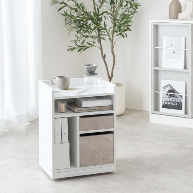 白い4つの収納スペースが付いたサイドテーブルにもなる収納ワゴンが部屋の中に置かれている