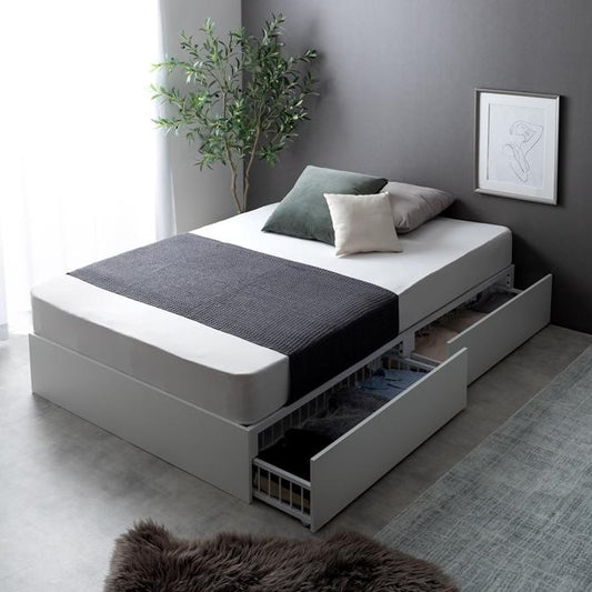 シンプルな白のベッドフレームに2杯の引き出しが付いていて、シックな雰囲気の部屋で使っている