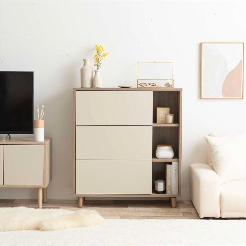 リビングに置かれた引き出し付きのキャビネット