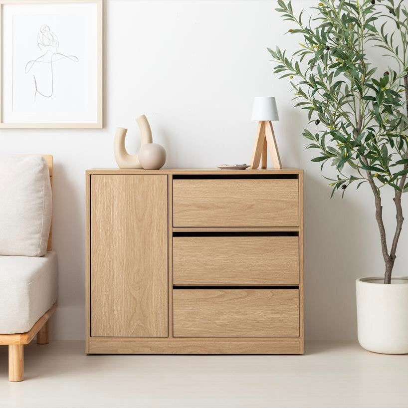 キャスター付がついたナチュラルカラーのチェスト
