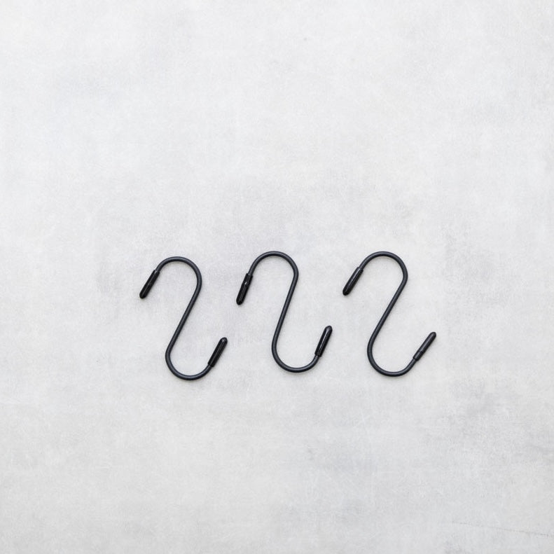 ラック付きキャビネットに付属してある3つのS字フック