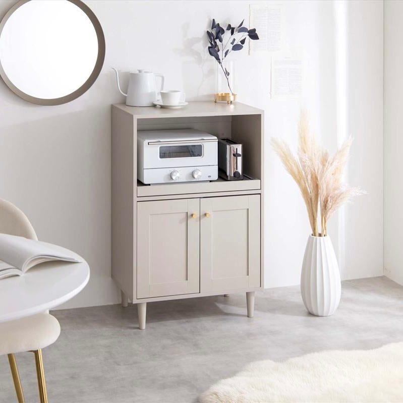 リビングに置かれたグレージュカラーのレンジ台