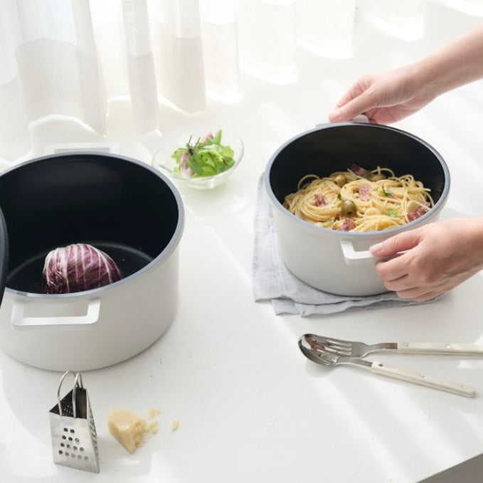 蓋付きの両手鍋が2つ置かれている