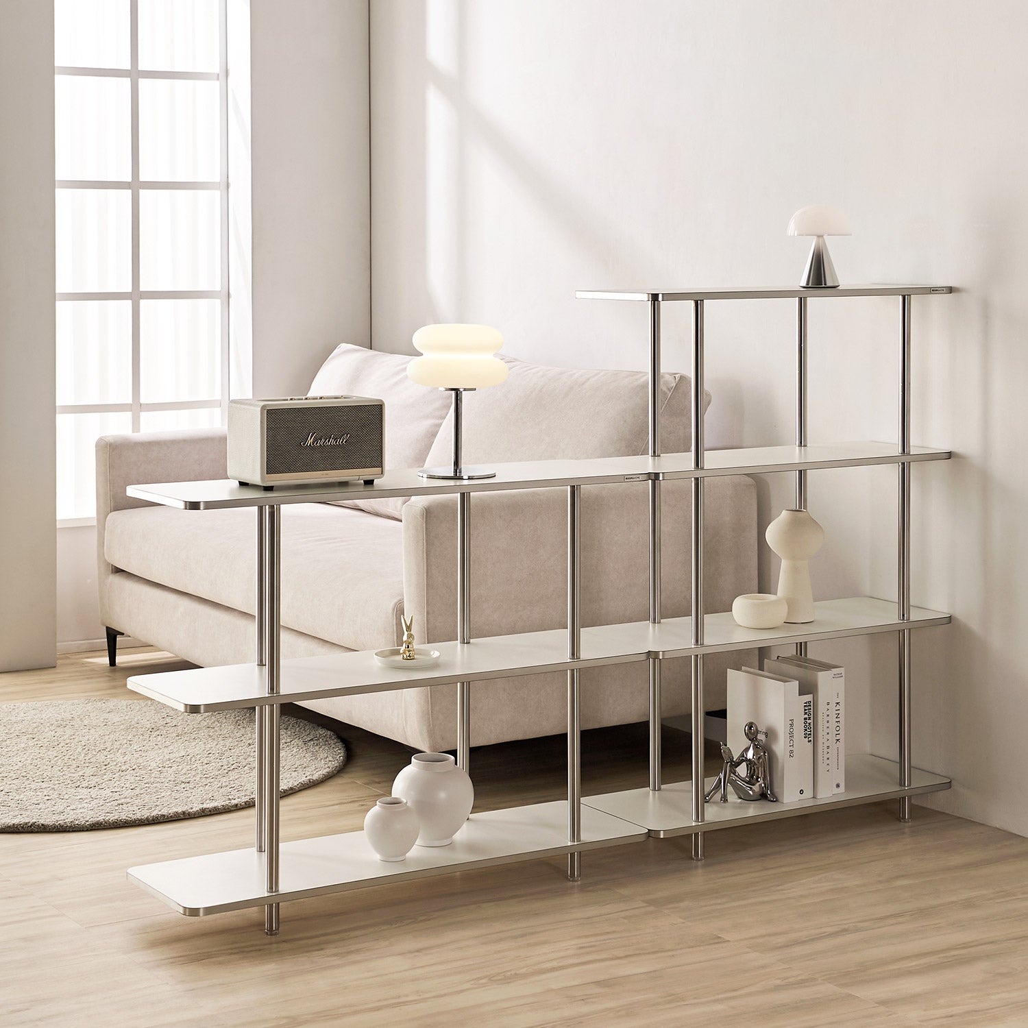 4段ホワイトと3段ホワイトのオープンシェルフが空間の仕切りとして置かれている様子