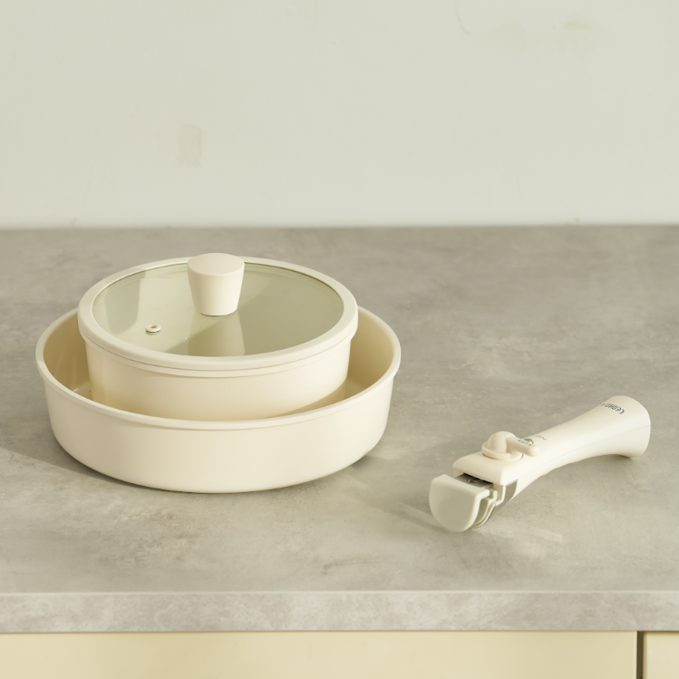 取手も蓋も本体も真っ白でお洒落な鍋4点セット（取手、フライパン、片手深鍋、蓋）