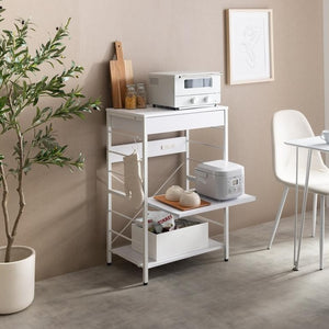 白のコンセント付キッチンラックが部屋に置いてある