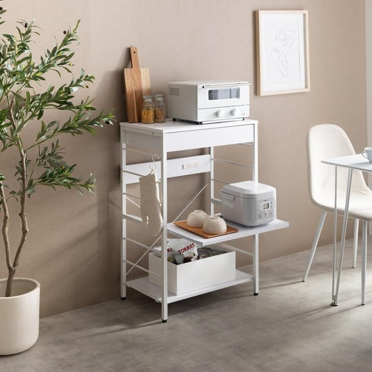 白のコンセント付キッチンラックが部屋に置いてある