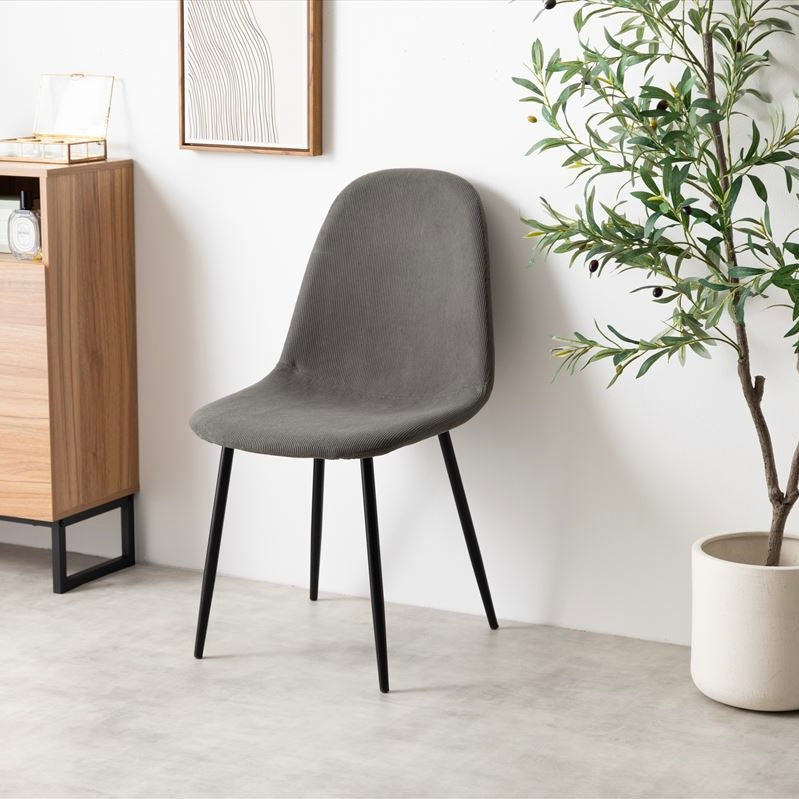 座面がコーデュロイ生地の椅子が置かれている　