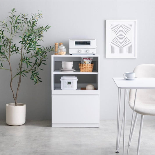 コンパクトなサイズ感のシンプルなキッチンラックに家電や食器が収納されている