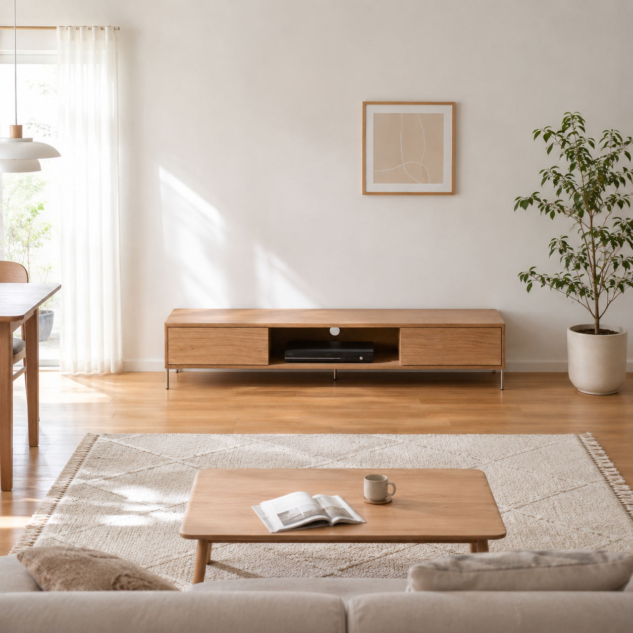 ミニマリストデザインのライトウッド製コニフローボードテレビ台、引き出し2つと中央のオープン棚付き