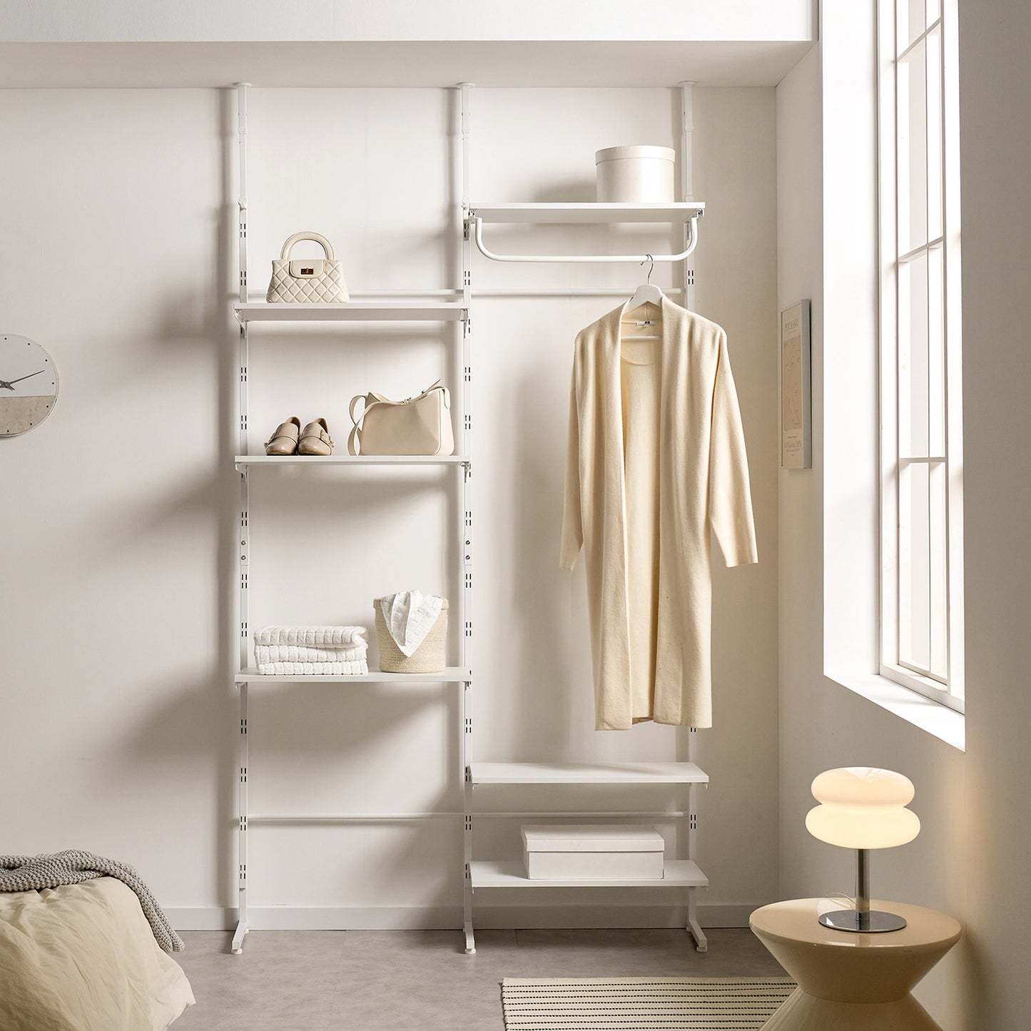 Roomnhome｜エルパ突っ張りカスタムシェルフの調節可能な棚とハンガーロッド付き白いモジュール式ラダーシェルフ