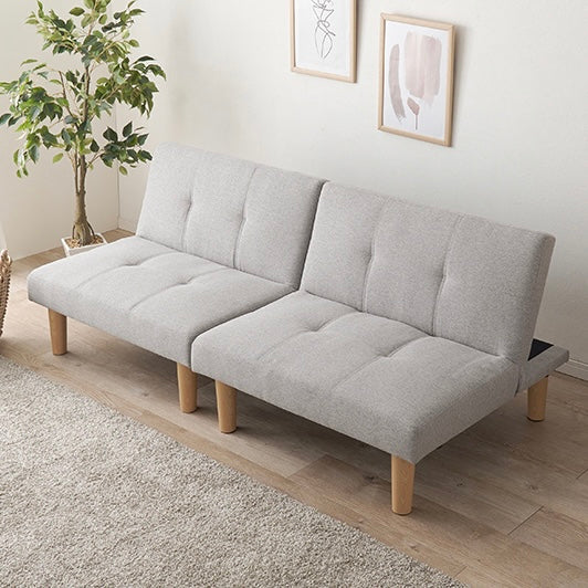 4wayで使えるリクライニング式のソファベッドがリビングに置かれている様子