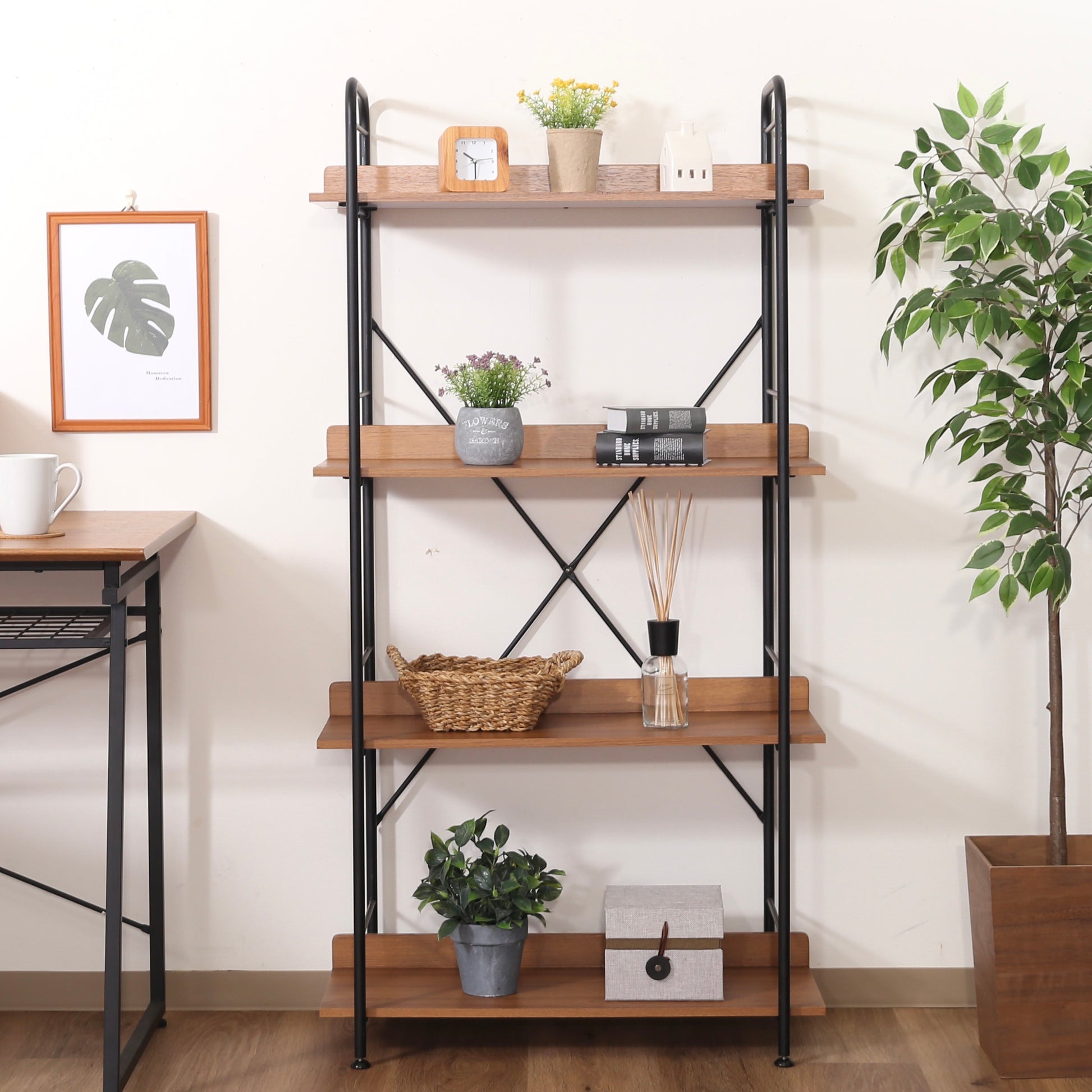 ウッド素材とブラックフレームの4段のオープンシェルフがデスク横に置かれている様子