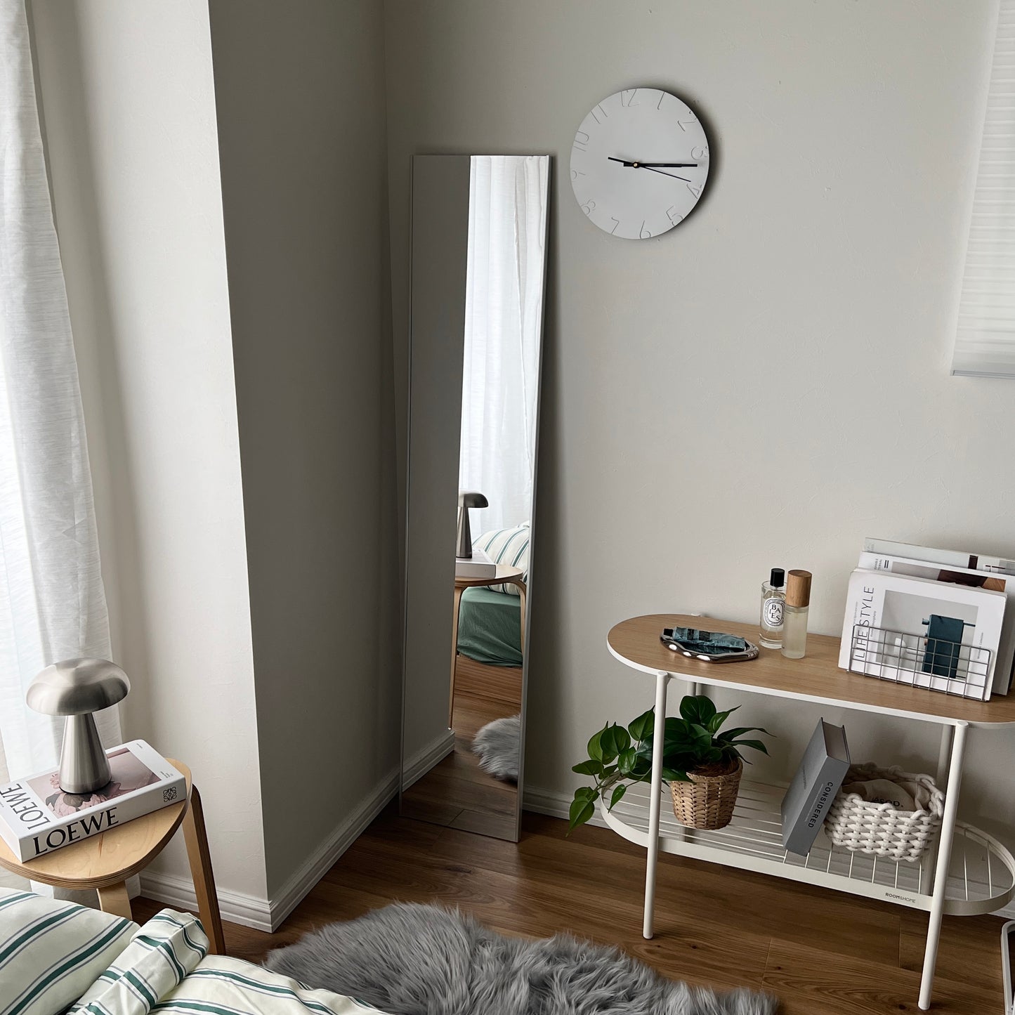 部屋の中に全身鏡を置いている様子