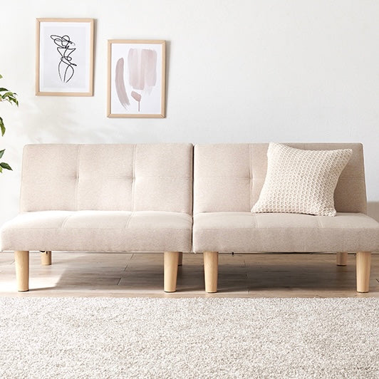 4wayで使えるリクライニング式のソファベッドがリビングに置かれている様子