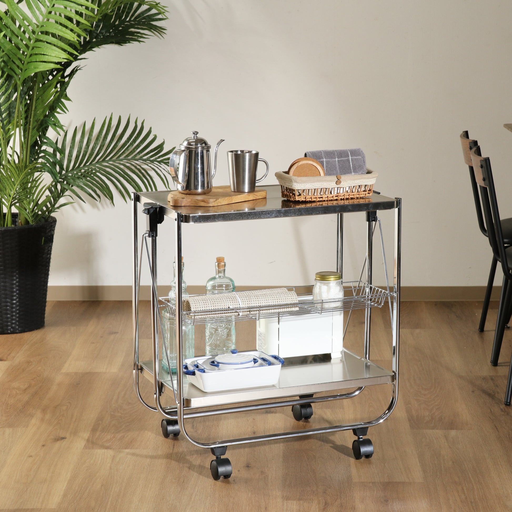 シルバーのフォールディングワゴンにキッチングッズを置いている様子