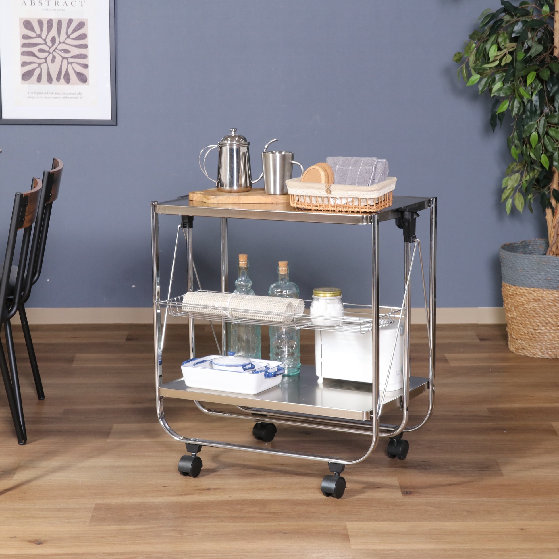 シルバーのフォールディングワゴンをリビングに置いている様子