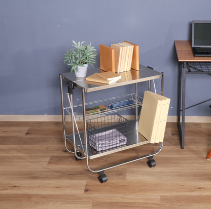 シルバーのフォールディングワゴンに書類や本、植物などが置かれてある様子