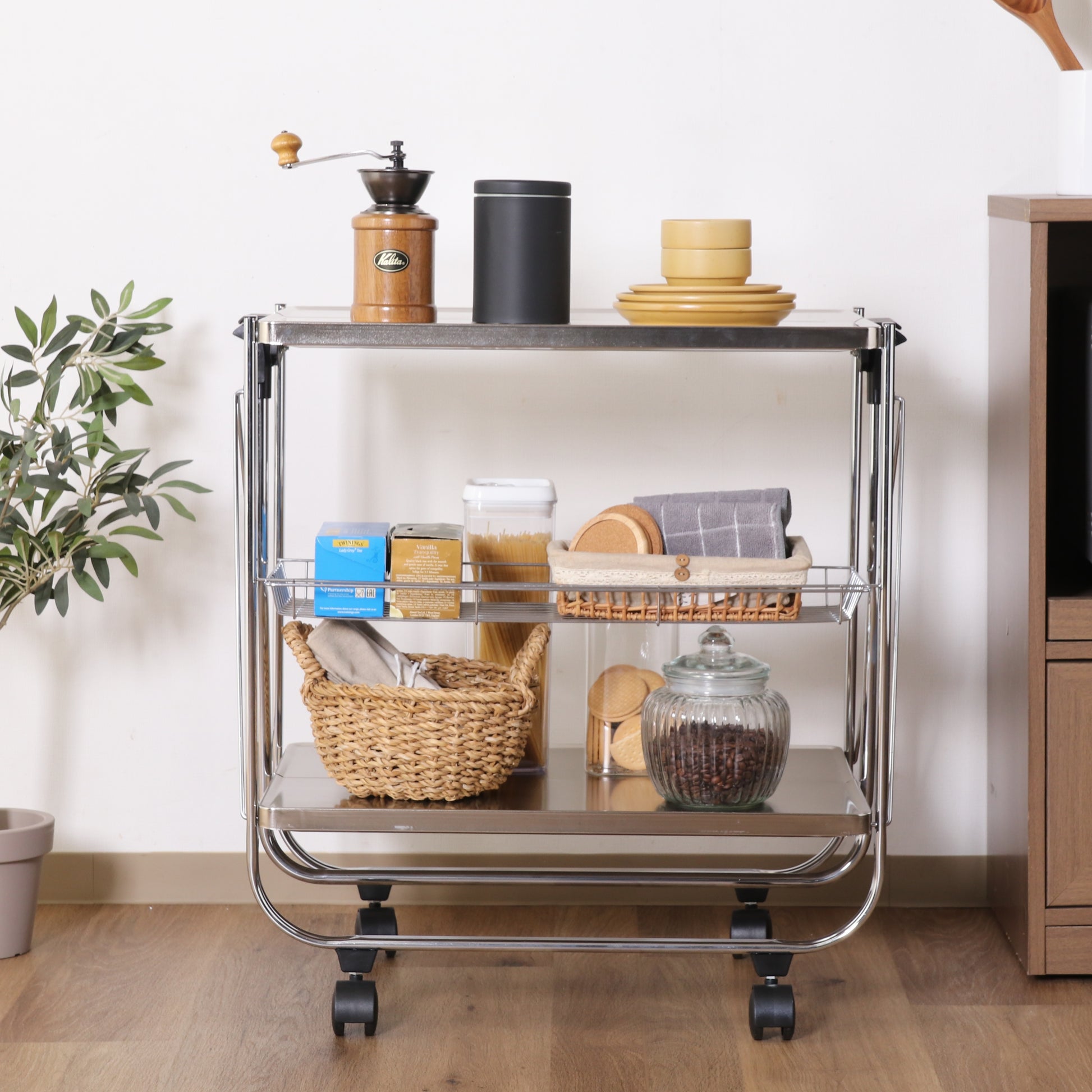 シルバーのフォールディングワゴンにキッチングッズを置いている様子