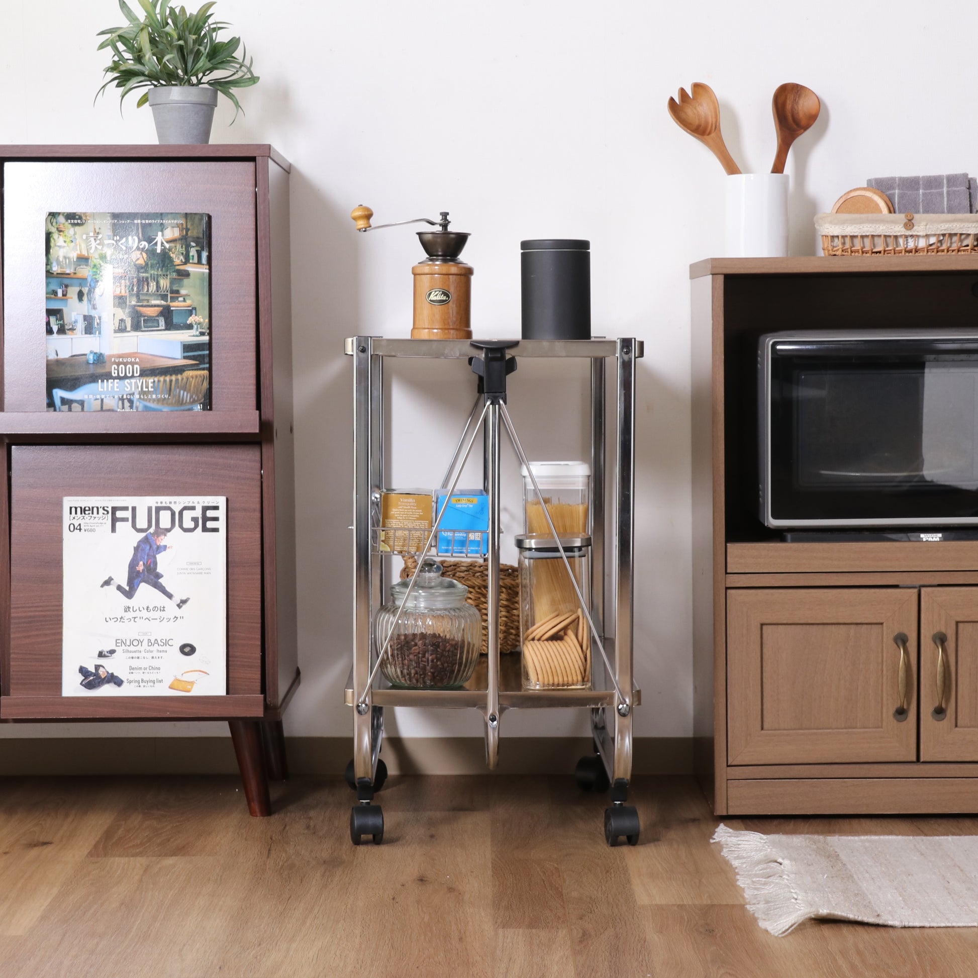 シルバーのフォールディングワゴンにコーヒー豆やコーヒーミルなどを置いている様子