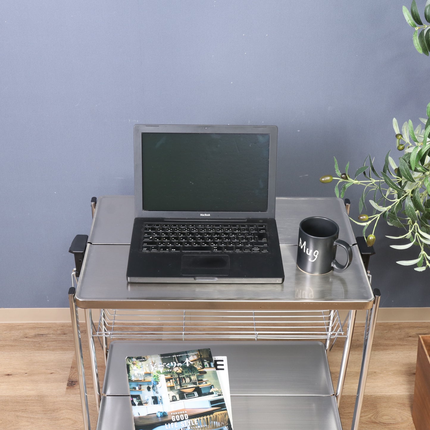 シルバーのフォールディングワゴンにパソコンを置いている様子