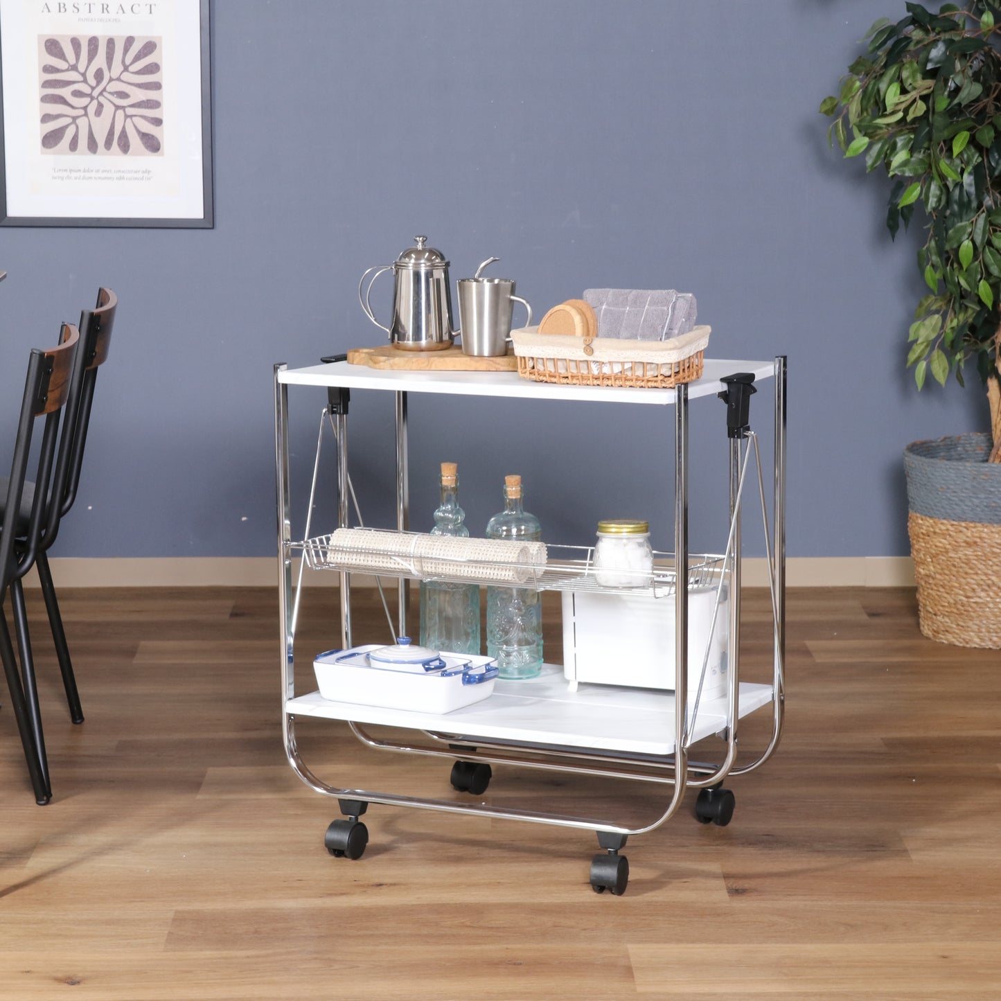 ホワイトのフォールディングワゴンを部屋に置いている様子