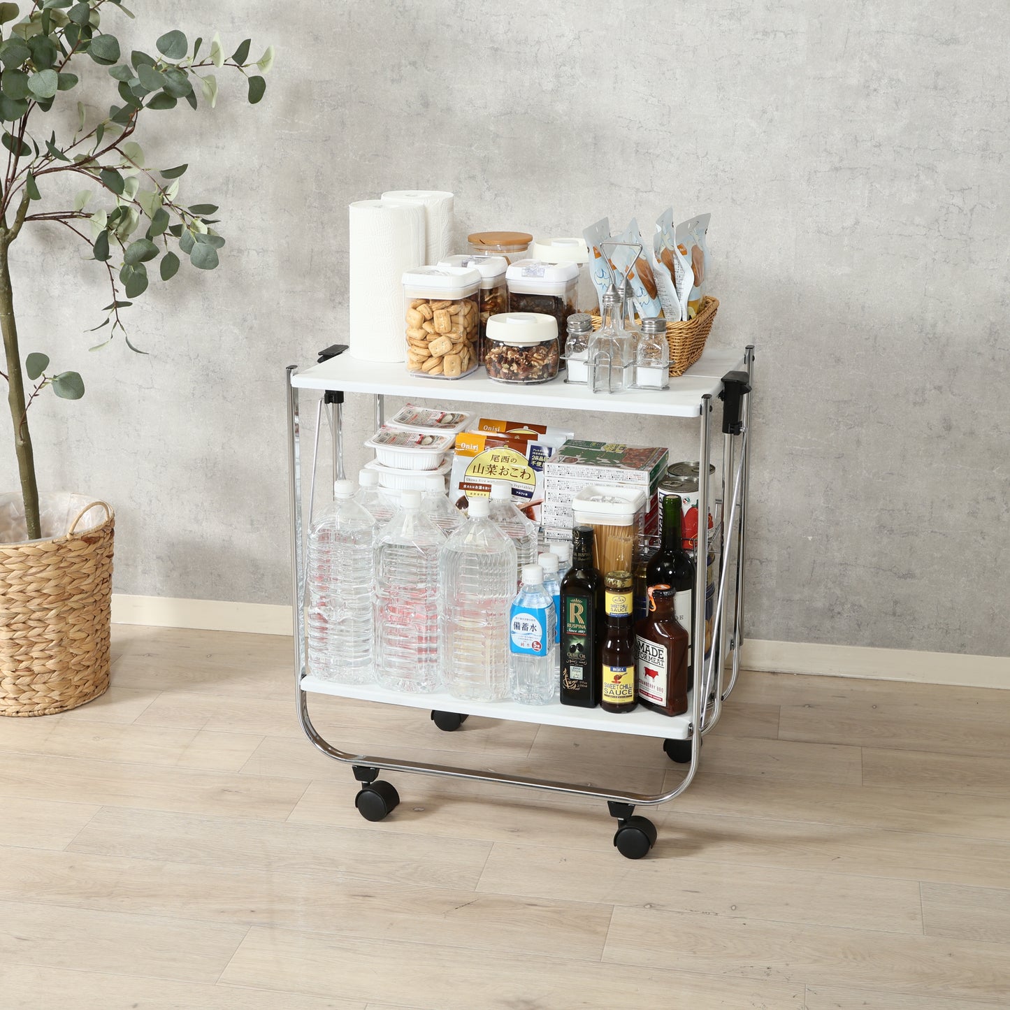 ホワイトのフォールディングワゴンに食料品のストックを置いている様子