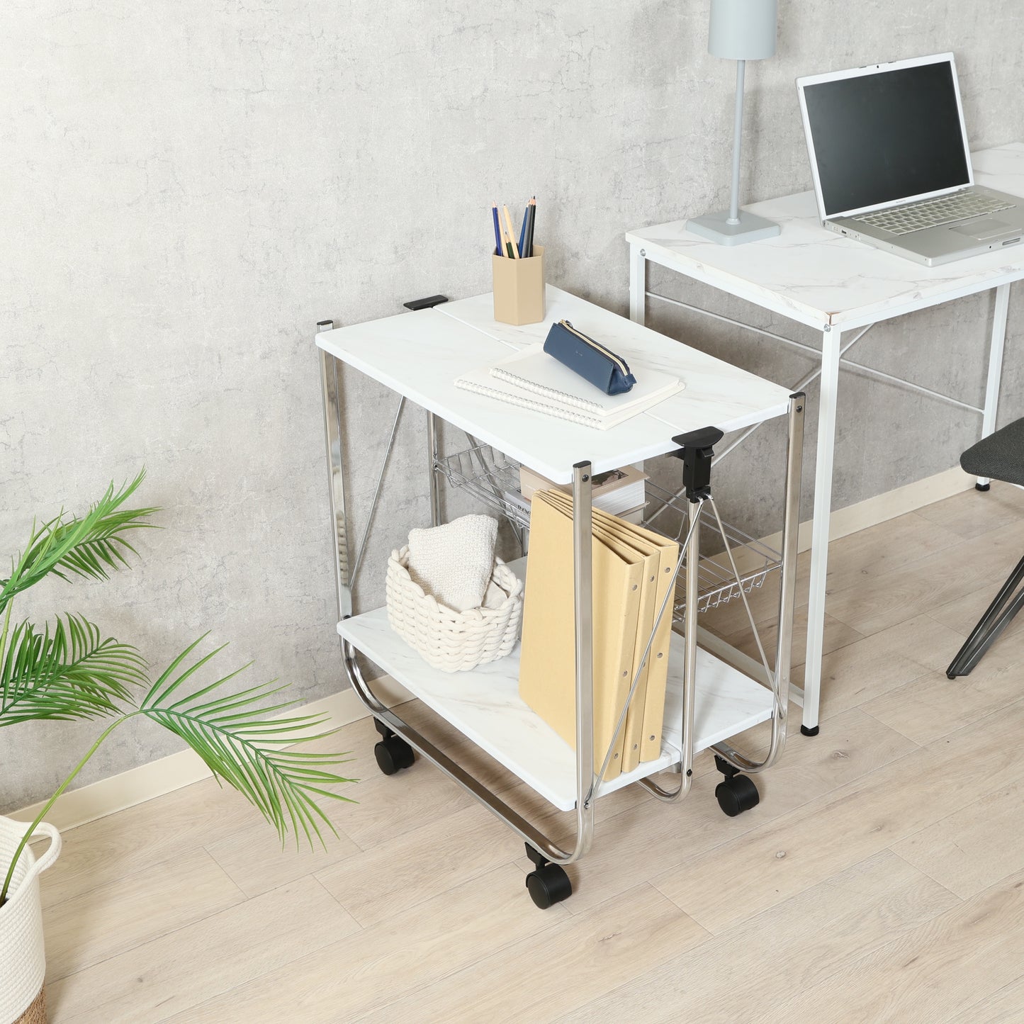 ホワイトのフォールディングワゴンをデスク横に置いている様子
