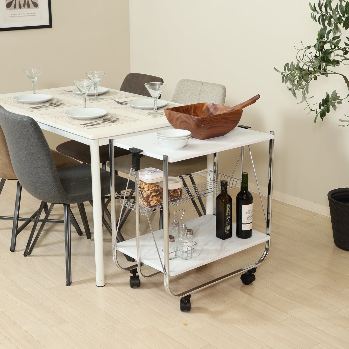 ホワイトのフォールディングワゴンをダイニングテーブル横に置いている様子
