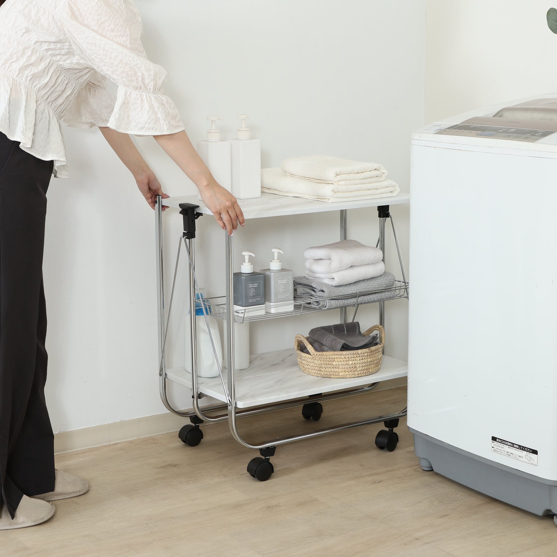 ホワイトのフォールディングワゴンを洗面所で使っている様子