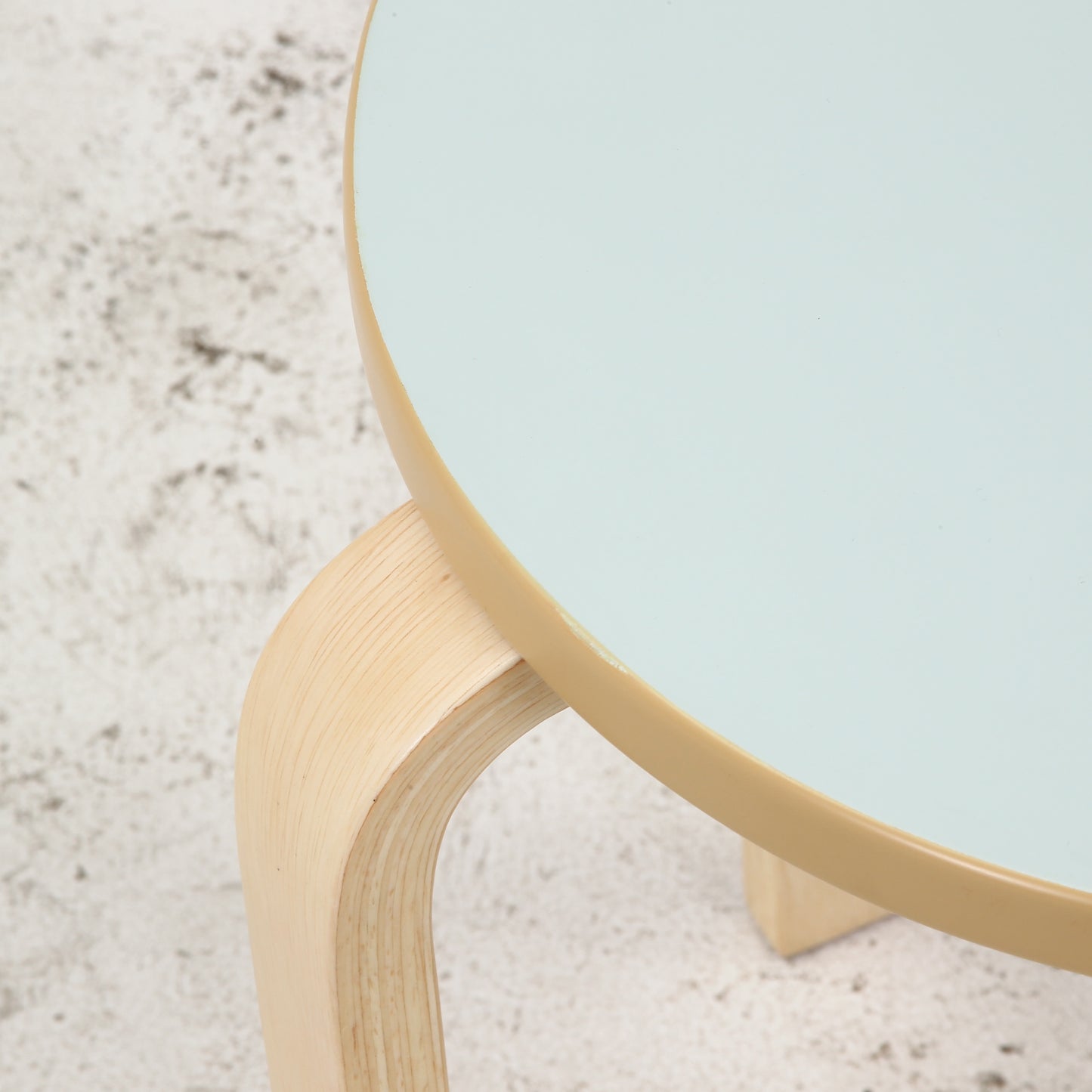 座面が水色のウッドスツール