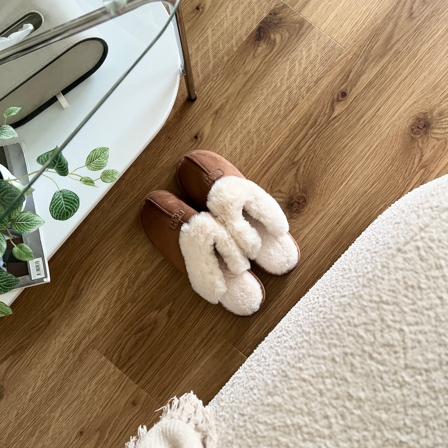 ブラウンのムートン調のファースリッパをソファの前に置いている様子