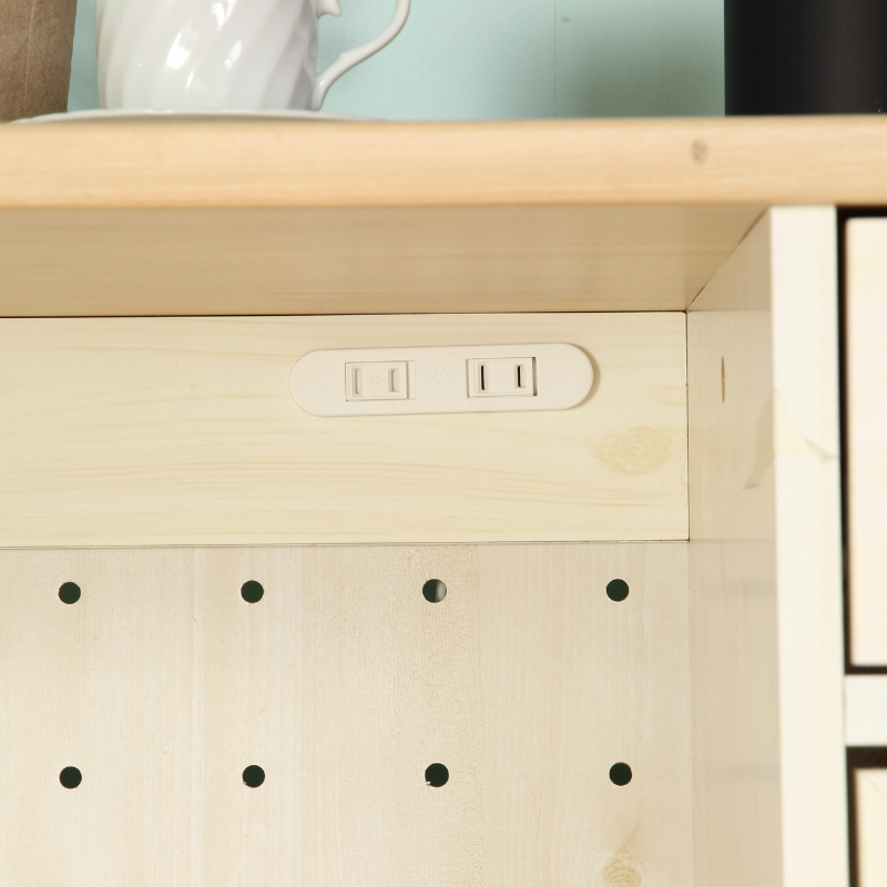 キッチンカウンターのコンセント部分を写している様子