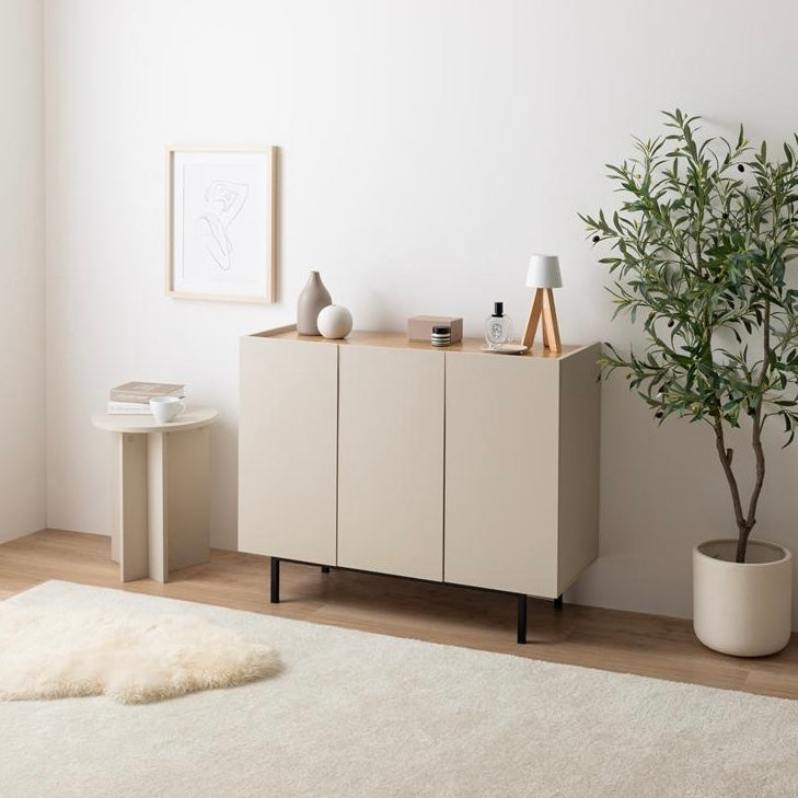 木目柄のバイカラーキャビネットがリビングに置かれている