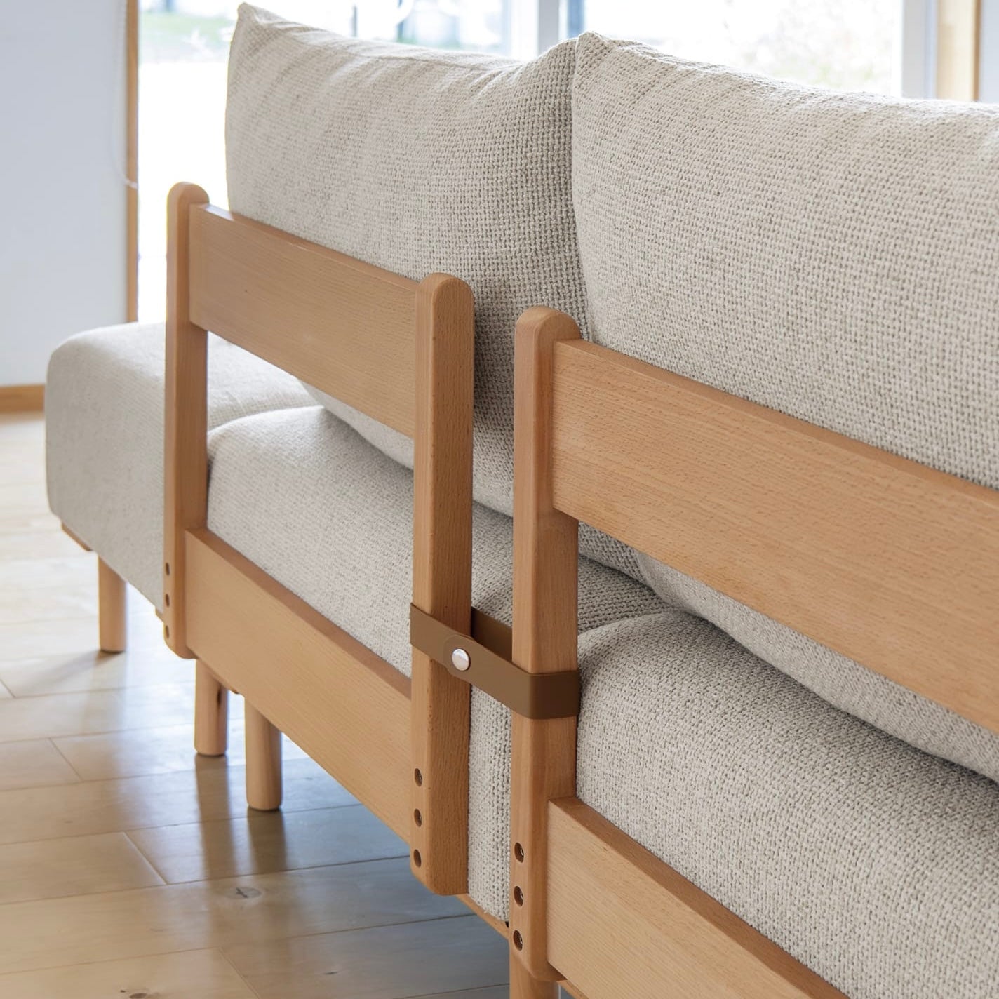 木製フレームのベージュのソファ