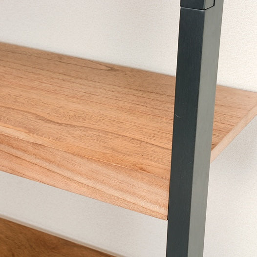 ウッドはしごラックの棚板をアップで写している様子